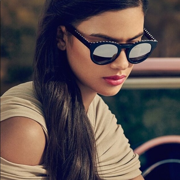 💜Givenchy black studded sunglasses - Picture 6 of 6